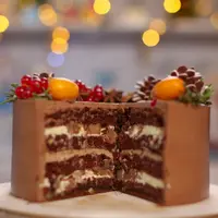 Шоколадный торт с медовой грушей