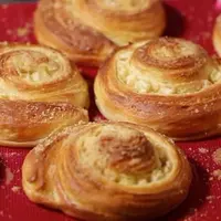 Дрожжевая слойка с яблоком