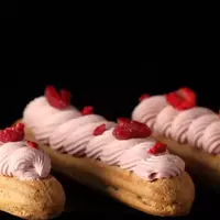 Малиновые и карамельные эклеры