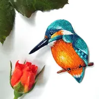 Яркая зимняя птичка