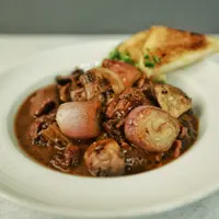 Вторые блюда: говядина по-бургундски, буженина, утка, поркетта, шакшука