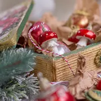 Пряничная шкатулка с ёлочными игрушками