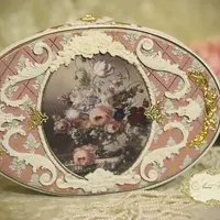 Розы на снегу. Овальная шкатулка