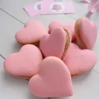 Макарон в виде сердца. Манго-Маракуйя + Кофе-Бейлиз