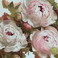 Деликатные пионы, стекло и отражения маслом