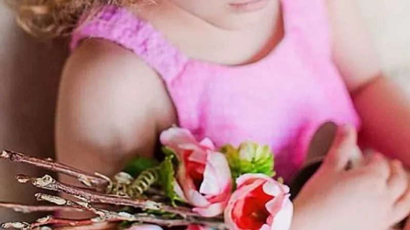 Веточка цветущего яркого шиповника