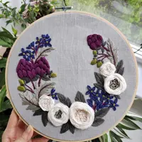 Венок из артишоков и белых роз