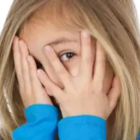 Стеснительный ребенок: как научить ребенка быть открытым и активным лидером