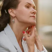 Щипковый массаж лица