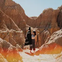 Оформление ткани ручной работы рельефной текстурой