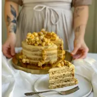 Джина - имбирный торт со взбитой солёной карамелью