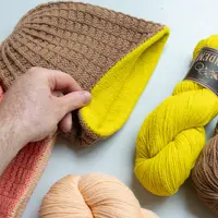 Двухслойная шапка спицами Woolly Waffle