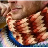 Вязаный спицами снуд Treasure Trove