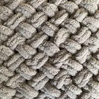 Плед из плюшевой пряжи узором Плетенка