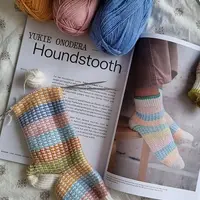Разноцветные носки спицами Houndstooth