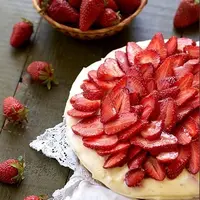 Миндальный дакуаз с клубникой и белым шоколадом