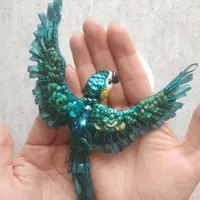 Брошь попугай