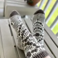 Жаккардовые носки спицами Grandma's Pearls