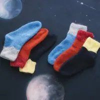 Двухцветные носки спицами с ажуром на паголенке Ozone