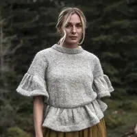 Блуза с баской и воланами на рукавах спицами Iris