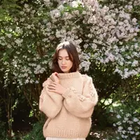 Свитер с цветами-шишечками на широких рукавах Fleur