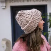 Объемная шапка из толстой пряжи спицами Twist It