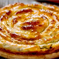 Греческий мясной пирог с сырной заливкой из теста фило