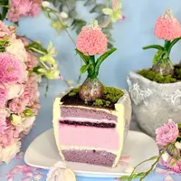 Скульптурный горшок с гиацинтами