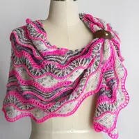 Шаль, вязанная спицами волнистым узором Wake + Wave