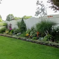 Как и чем закрыть забор в саду