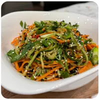 Летняя гармония вкуса: 15 свежих салатов-гарниров для мяса, рыбы и птицы