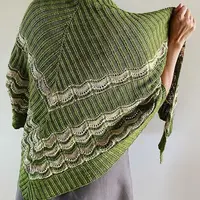 Вязаная спицами шаль Krisanteema