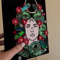 Каркасная сумочка-клатч с декором Медуза-Горгона