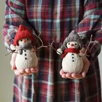 Вязаный спицами снеговик в шапке Snowman