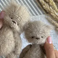 Маленький мишка в чепчике лягушонка