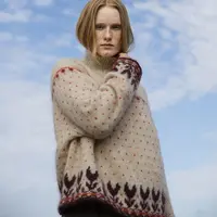 Вязаный спицами жаккардовый свитер-реглан Flower Loop