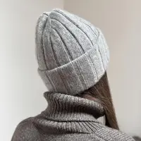 Кашемировая шапка Boston, вязаная спицами широкой резинкой от макушки