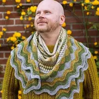 Вязаная спицами шаль Achievement Badge Shawl в разных техниках