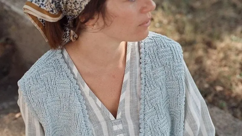 Стильный текстурный жилет Vacilando, вязаный отдельными деталями снизу